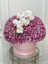 Rosas moradas con orquídeas
