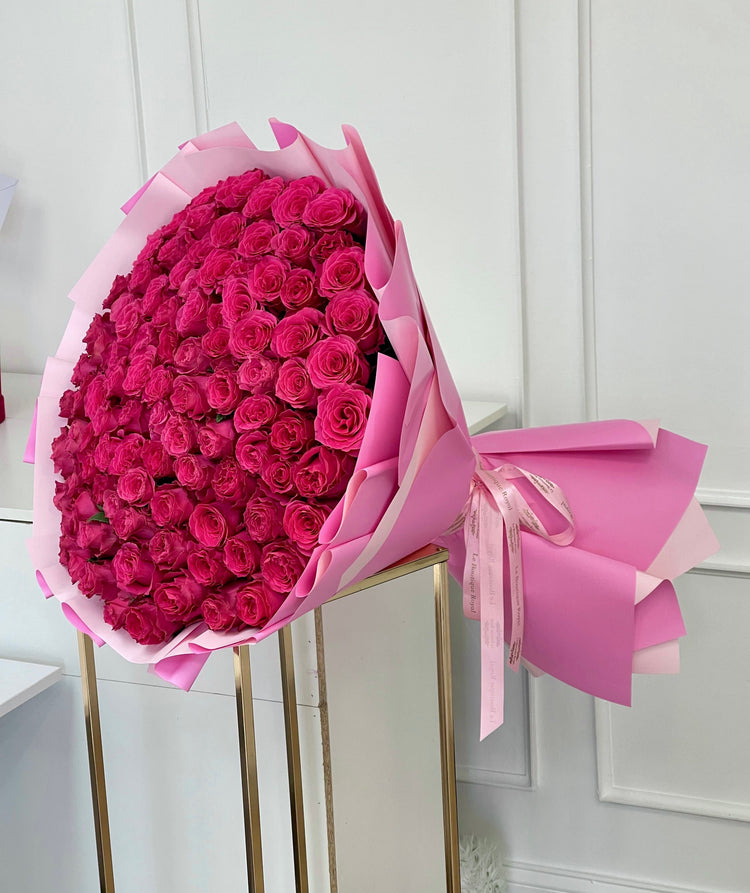 Ramo de rosas de tallo largo rosa fuerte