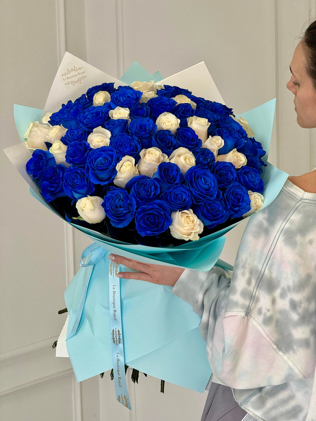 Ramo de rosas blancas y azules de tallo largo