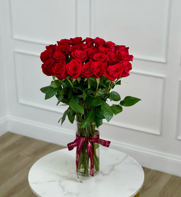 Rosas rojas de lujo en elegante jarrón – Arreglo floral premium de tallo largo | Le Boutique Royal