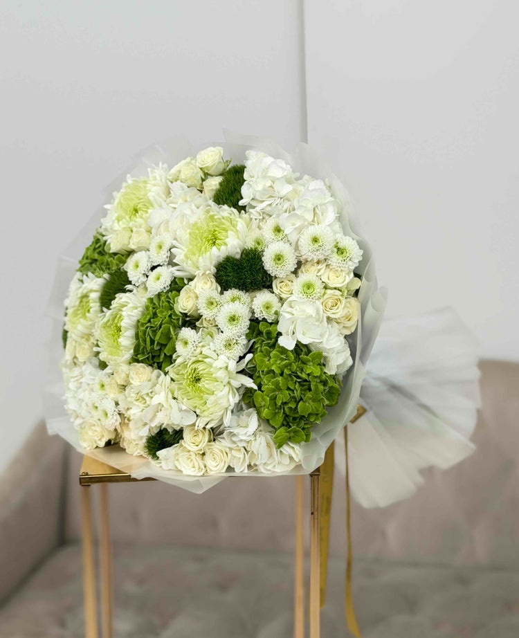 Ramo floral de lujo blanco y verde de Le Boutique Royal en Miami