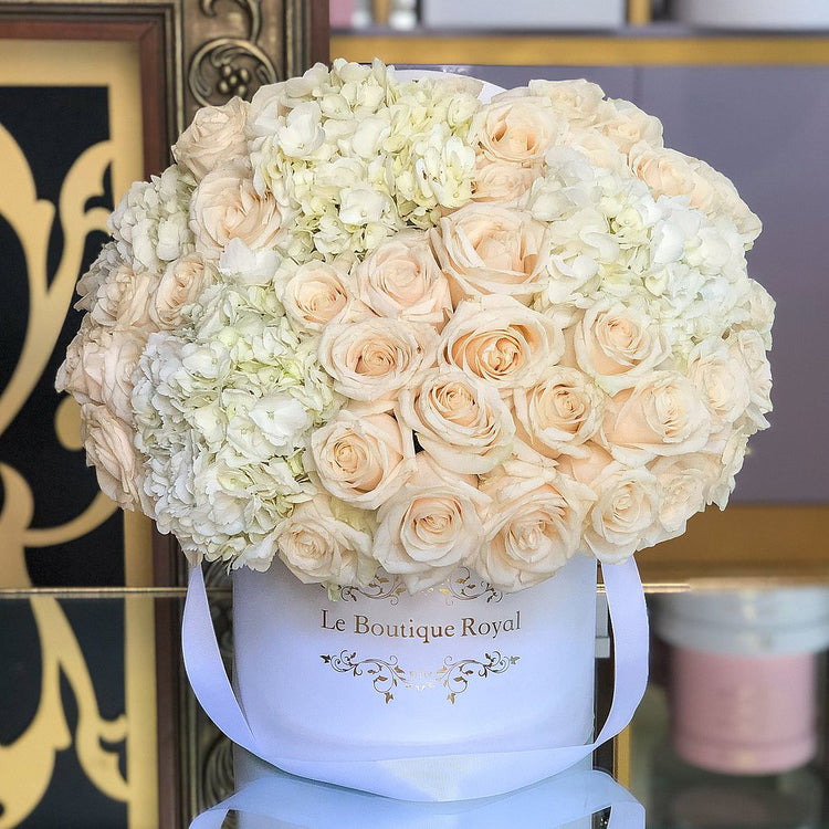 Elegante mezcla blanca de arreglos florales de lujo en Miami | Le Boutique Royal