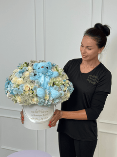 
                    
                      Flores para bebé junto a una florista
                    
                  