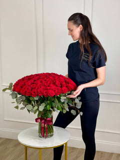 
                    
                      Rosas rojas de lujo en elegante jarrón – Arreglo floral premium de tallo largo | Le Boutique Royal
                    
                  