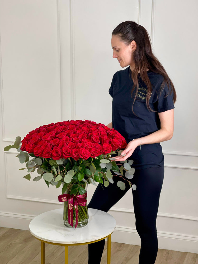 Rosas rojas de lujo en elegante jarrón – Arreglo floral premium de tallo largo | Le Boutique Royal