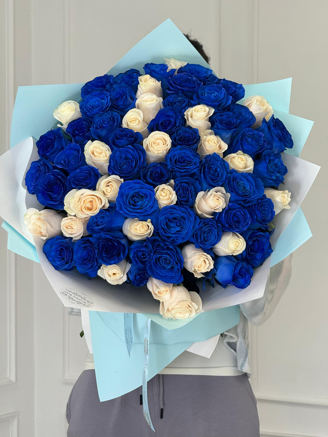 Ramo de rosas blancas y azules de tallo largo