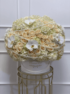 
                    
                      Elegante Mezcla de Blancos con Hortensias, Rosas y Orquídeas en Caja Exclusiva – Arreglo Floral de Lujo Miami | Le Boutique Royal
                    
                  