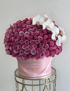 
                    
                      Rosas moradas con orquídeas
                    
                  