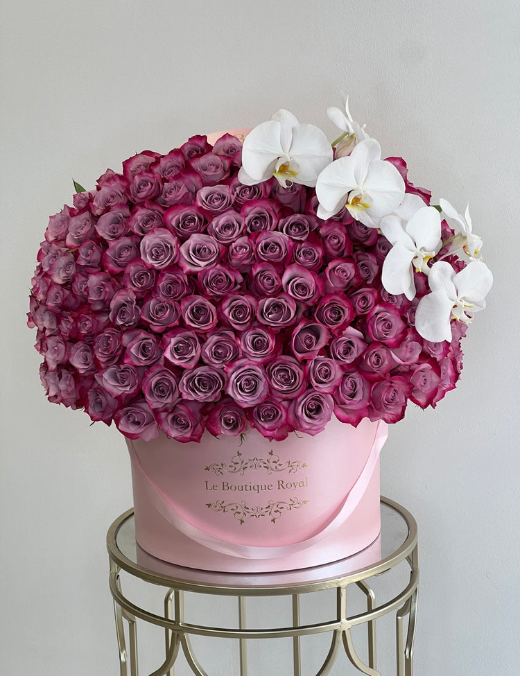 Rosas moradas con orquídeas