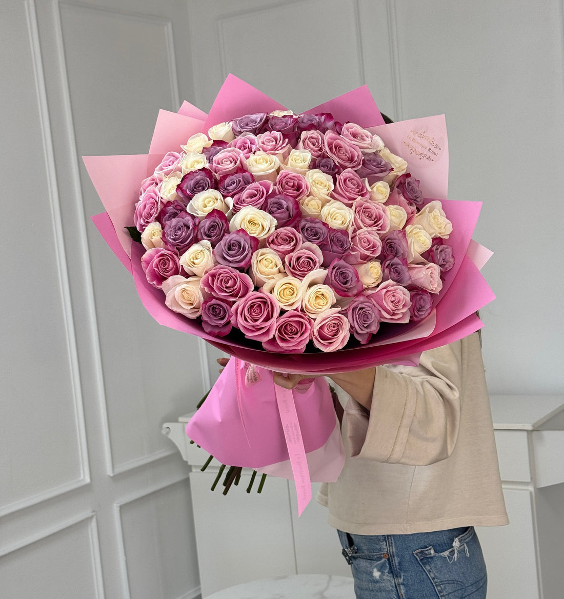 Rosas rosadas, moradas y blancas de tallo largo
