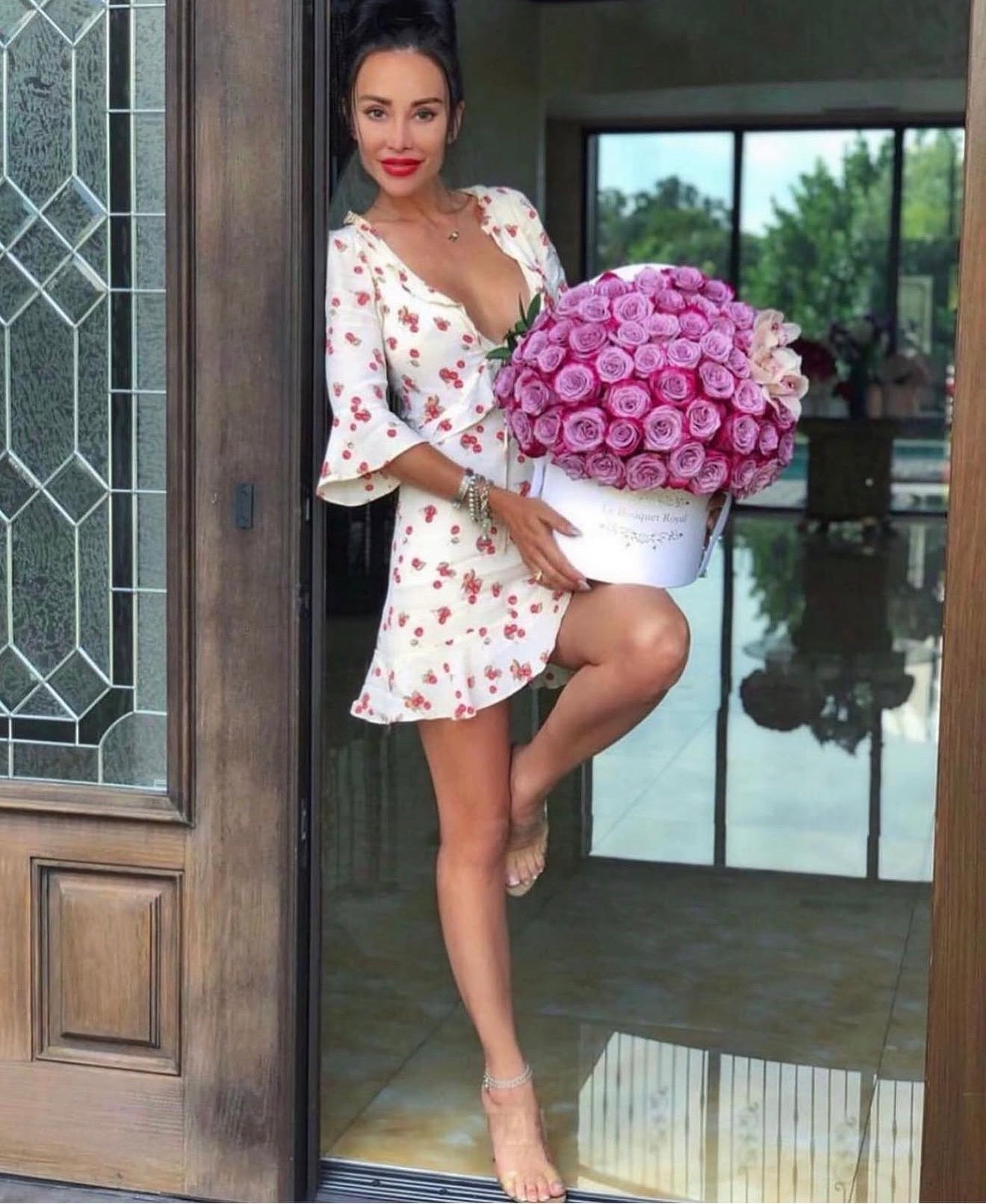 Le Boutique Royal customer gallery with a pink rose bouquet