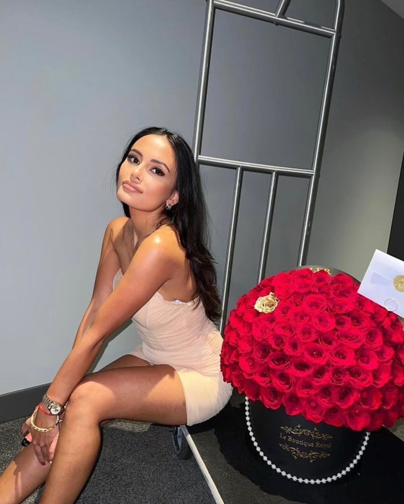 Le Boutique Royal customer gallery with red roses in a hatbox