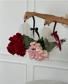 
                    
                      Dos docenas de rosas rojas en Bloom Bag – Entrega de flores de lujo en Miami | Le Boutique Royal
                    
                  