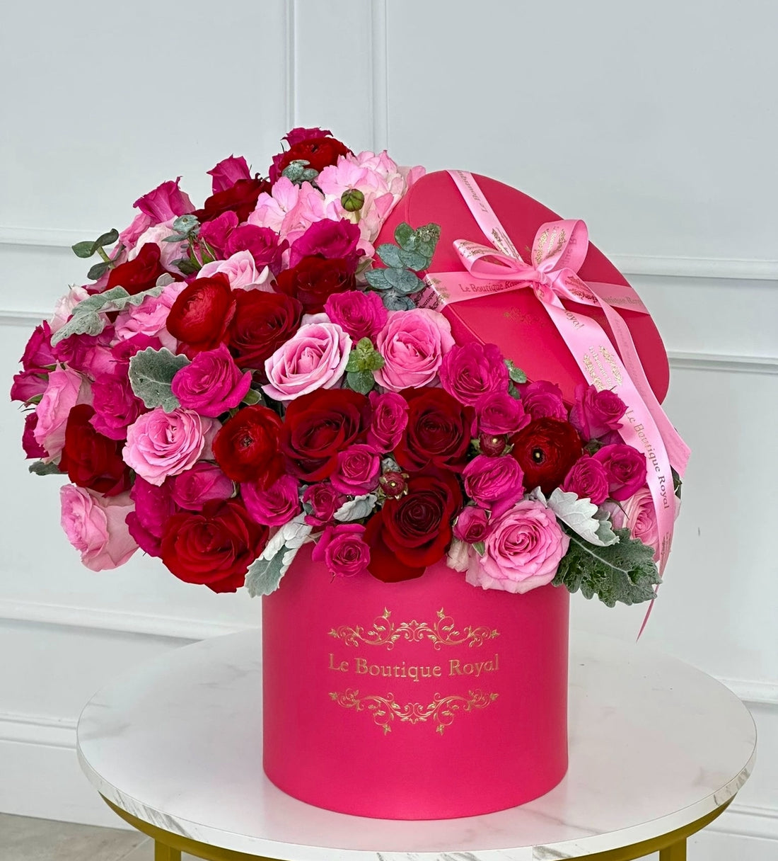 Mezcla de flores rosa fuerte y rojo