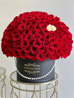 
                    
                      100 rosas rojas en una tienda de lujo
                    
                  