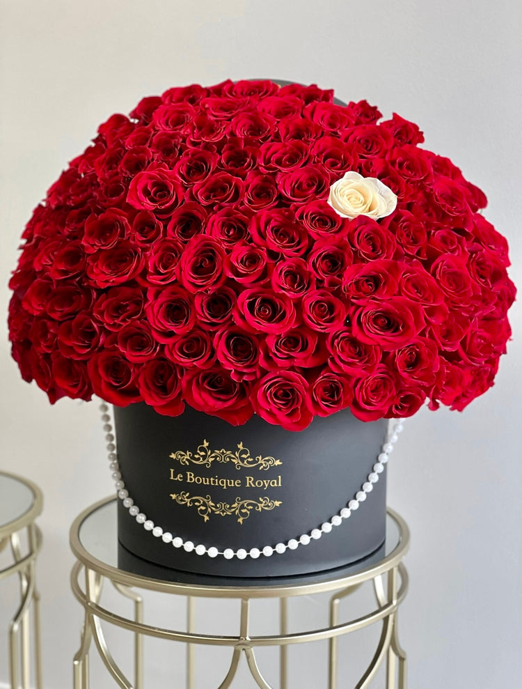 100 rosas rojas en una tienda de lujo