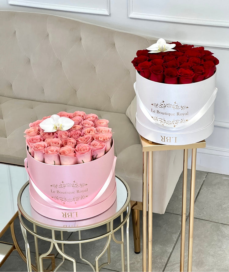 pink and red roses in hat boxes, luxury