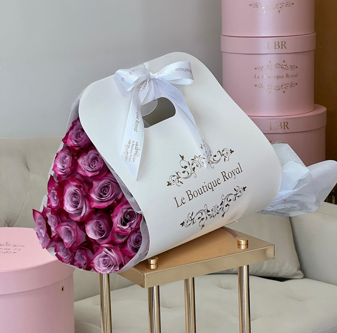 12 Rosas Púrpuras en Bloom Bag – Entrega de Flores de Lujo en Miami | Le Boutique Royal