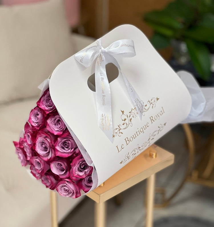 12 Rosas Púrpuras en Bloom Bag – Entrega de Flores de Lujo en Miami | Le Boutique Royal