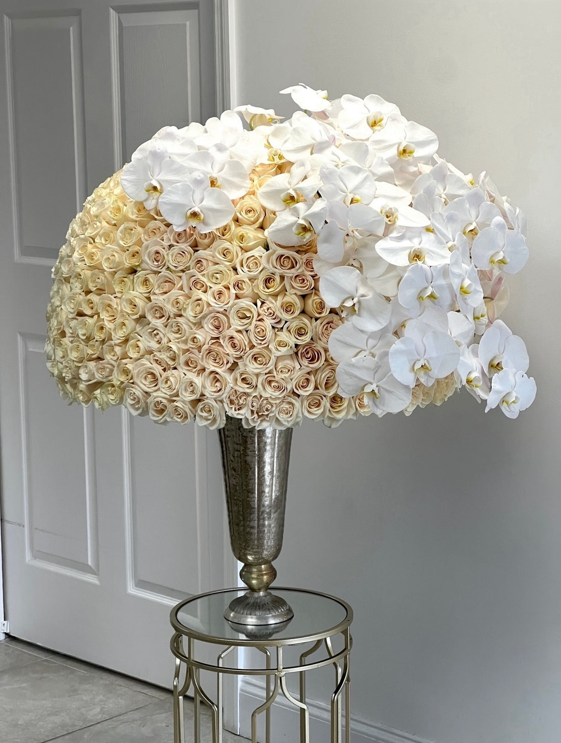 Rosas blancas con orquídeas