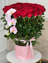 Rosas de tallo largo y orquídeas