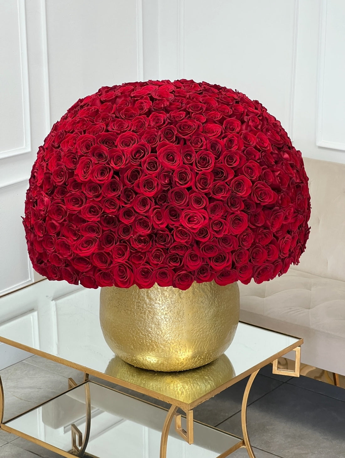 500 rosas rojas en un jarrón dorado