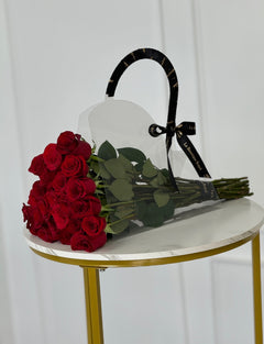 
                    
                      Dos docenas de rosas rojas en Bloom Bag – Entrega de flores de lujo en Miami | Le Boutique Royal
                    
                  