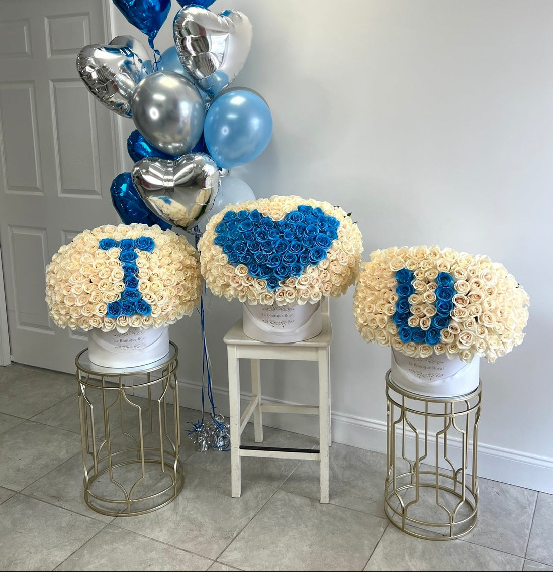 Rosas azules y blancas con cartel de te amo