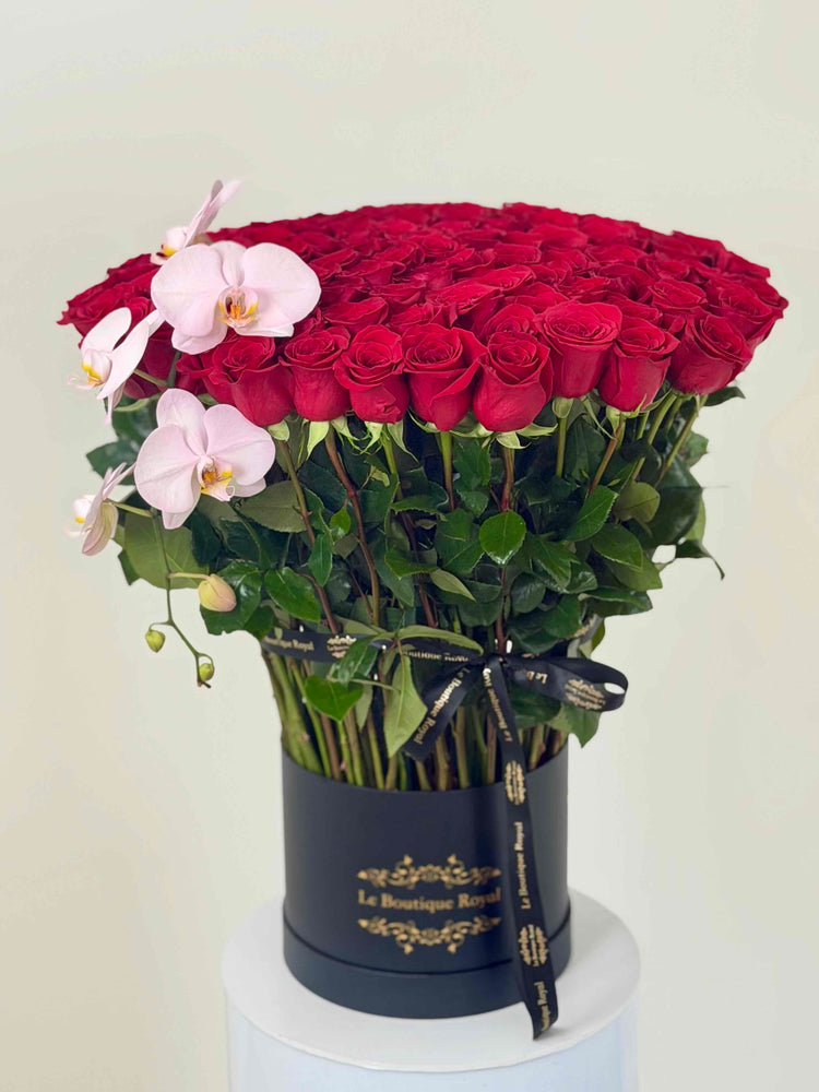 Rosas rojas de tallo largo con orquídeas por Le Boutique Royal Floristería en Miami